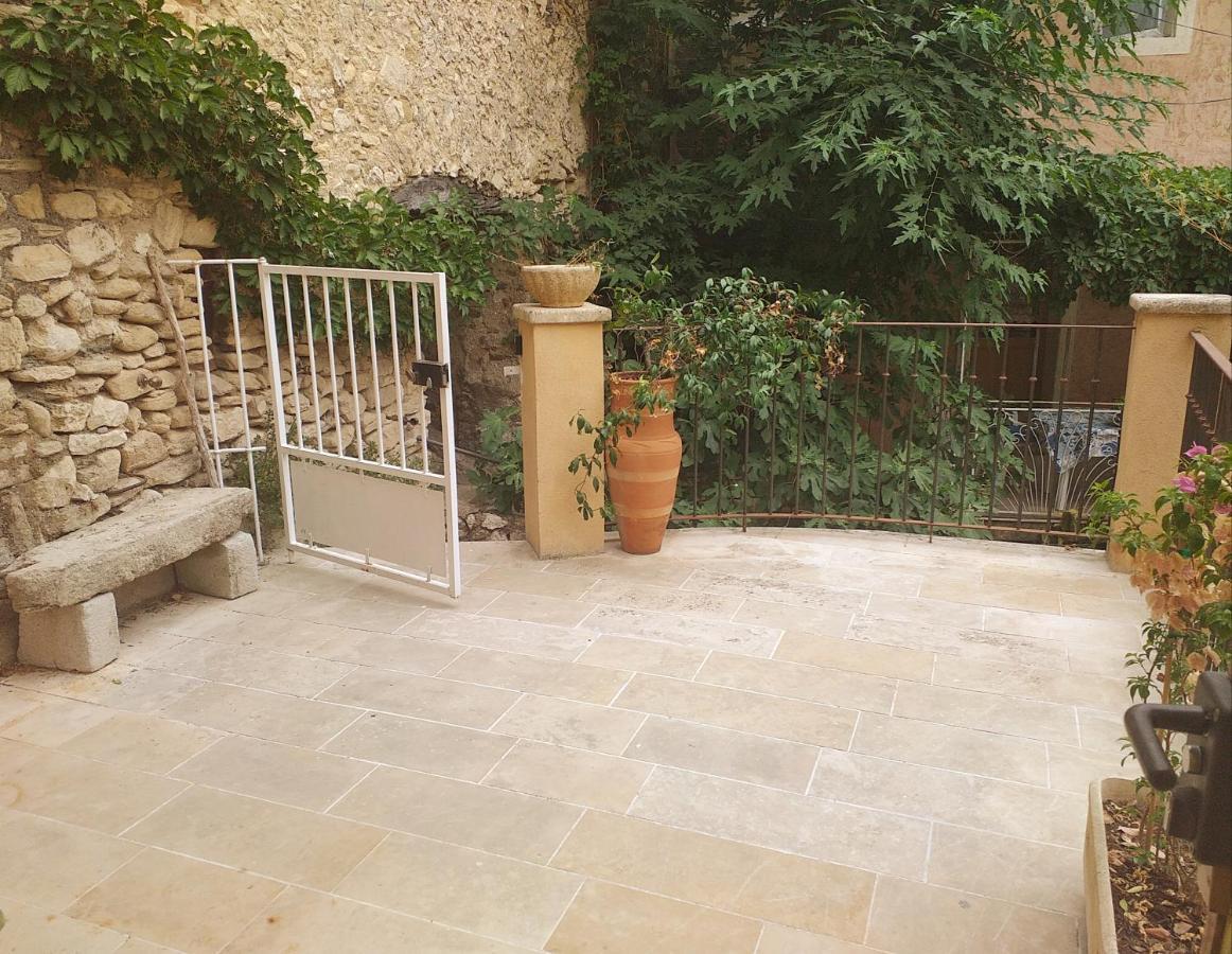Maison Au Coeur De Fontaine De Vaucluse, Nichee Sur Le Rocher Et Surplombant La Sorgue Kültér fotó